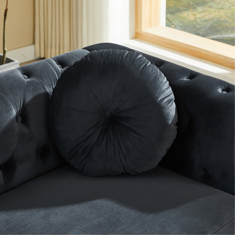 Canapé Chesterfield en velours avec deux coussins ronds, avec des clous en cuivre et des boutons capitonnés, avec des pieds en métal. La conception en boucle permet de suspendre des ornements de dessins animés.