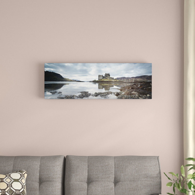 «Eilean Donan Castle, Scottish Highlands» par Matteo Colombo, impression sur toile, H 12 po x l 36 po x P 1,5 po, Cadre noir