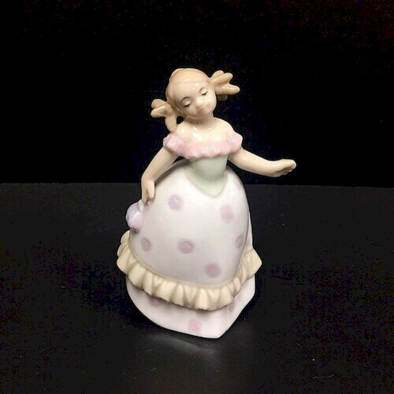 Figurine fille avec des nattes