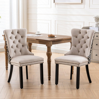 Chaise de salle à manger classique en velours beige (2 chaises). Fabrication en bois massif. Style contemporain avec. Rivets décoratifs pour un look élégant. Coussin en mousse confortable. Cadre, jusqu'à 280 livres.