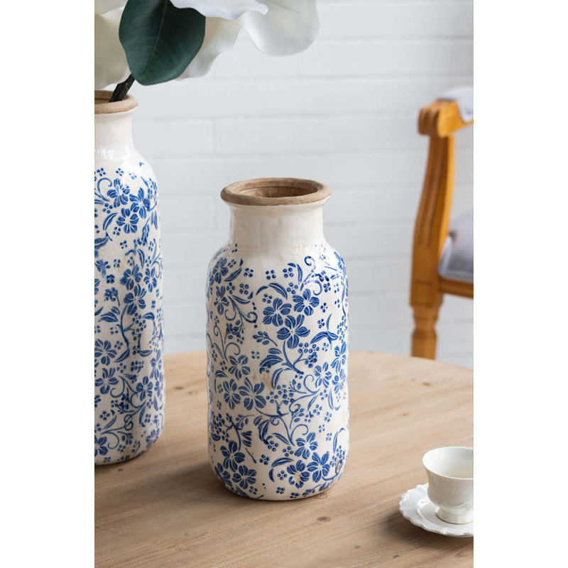 Vase en céramique bleu et blanc avec motifs floraux traditionnels, H 12,5 po x l 5,7 po x P 5,7 po