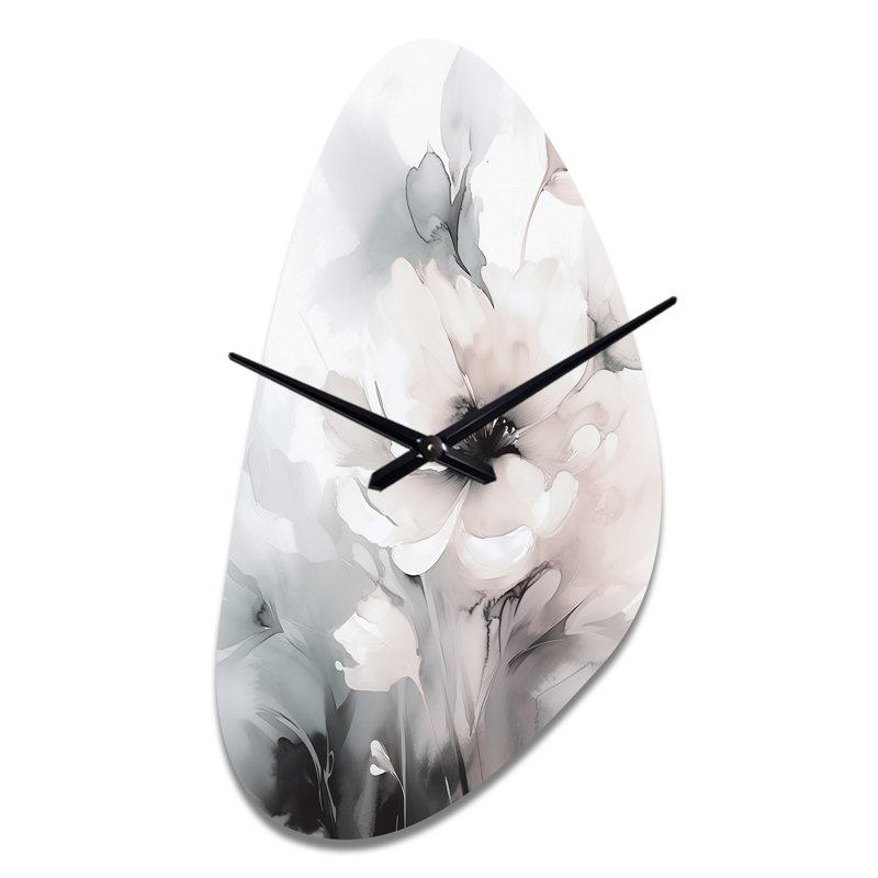 Doux doux gris clair fleurs I - horloge murale de forme unique florale en métal, impression d'horloge murale asymétrique traditionnelle