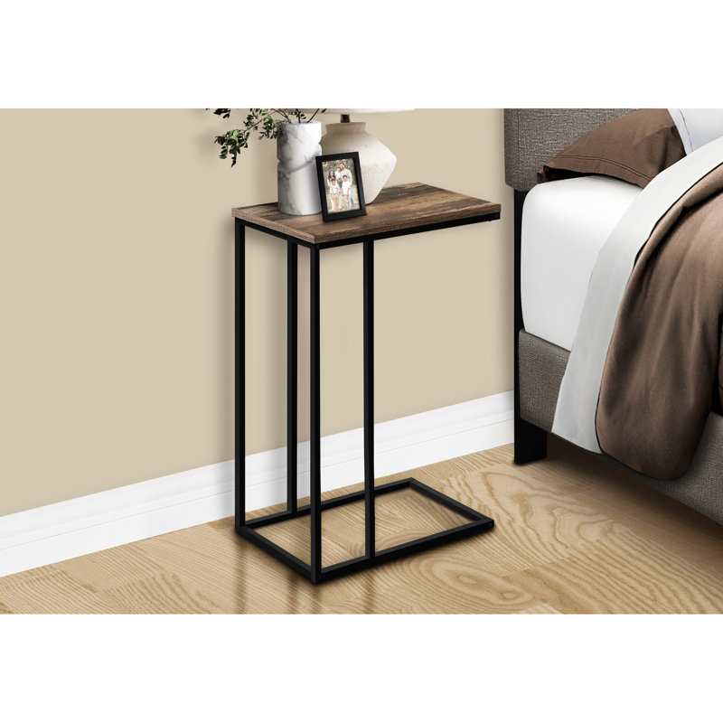 Table d'appoint avec stratifié brun tendance et métal noir robuste pour la surface de collation contemporaine de salle familiale
