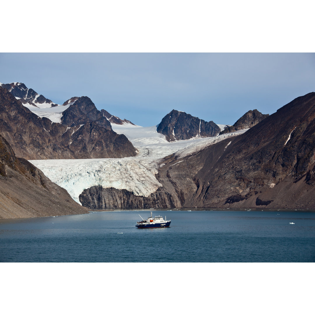 Arktische Landschaft in Spitzbergen Krossfjord Tinayrebukta von SeppFriedhuber - No Frame Kunstdrucke auf Leinwand