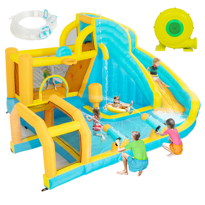 Jeu gonflable avec glissade d'eau pour thème sportif