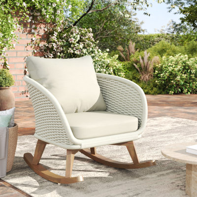 Chaise berçante contemporaine beige avec coussins moelleux, coussins modernes pour relaxer sur le patio, moments sereins et lisses