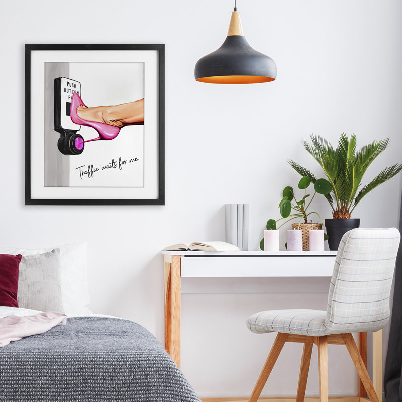 «Trafic Waits for Me Heels», reproduction sous verre encadrée, conception de Ziwei Li, Cadre noir minuit, H 21 po x l 17 po