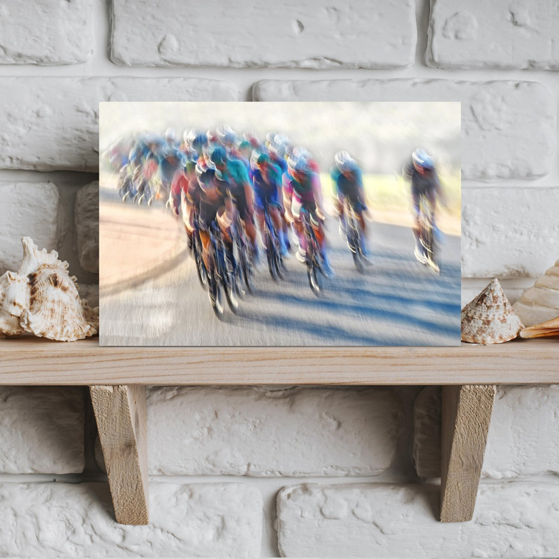 Des cyclistes à pleine vitesse floutent une affiche d'art mural contemporaine et vibrante, 12" H x 18" W