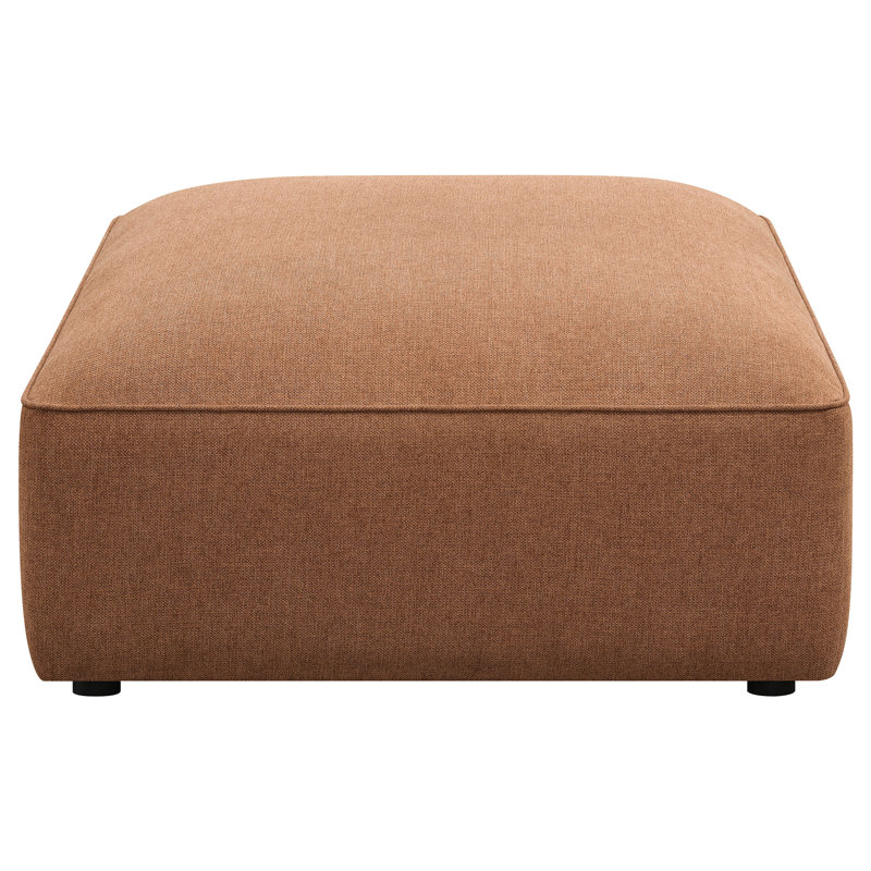 Un siège carré rembourré avec un motif uni et un style sans dossier pour un look élégant et équilibré, une assise confortable de 38,5 pouces de profondeur, une touche subtile et sophistiquée, une hauteur de 18 po x une largeur