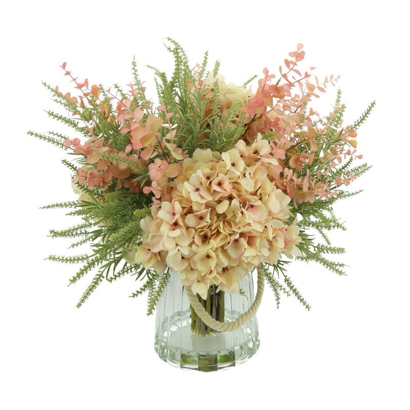 Arrangements floraux mixtes dans un vase