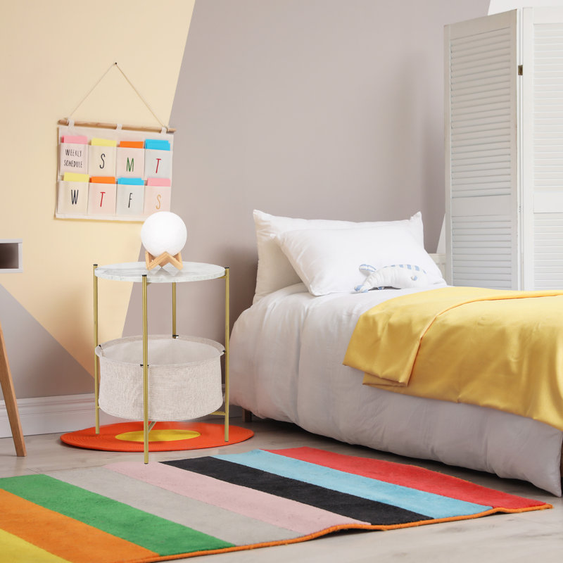 Table d'appoint rose pour chambre de fille
