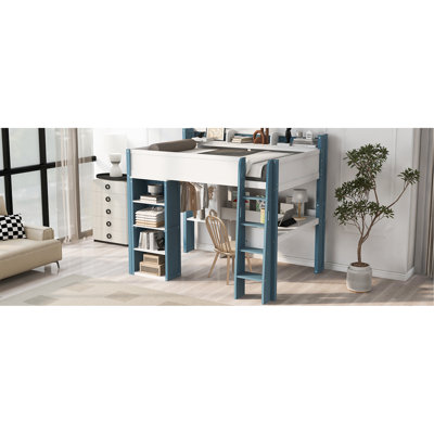 Lit mezzanine en bois avec tablettes de rangement intégrées, portemanteaux et bureau