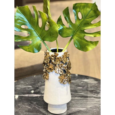Vase blanc, détail supérieur doré