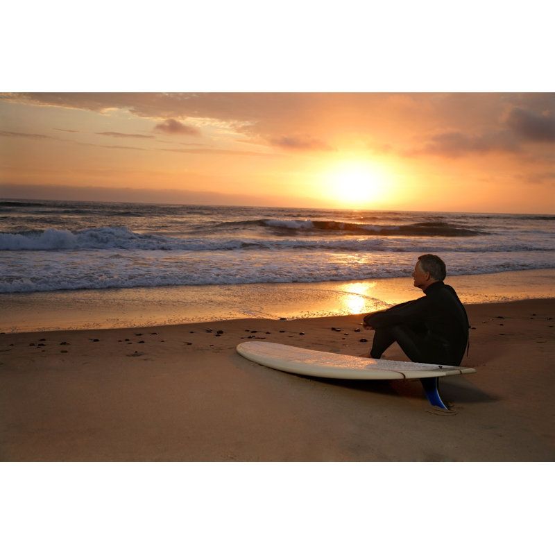 Surfeur regardant au coucher du soleil par Skodonnell, H 32 po x l 48 po