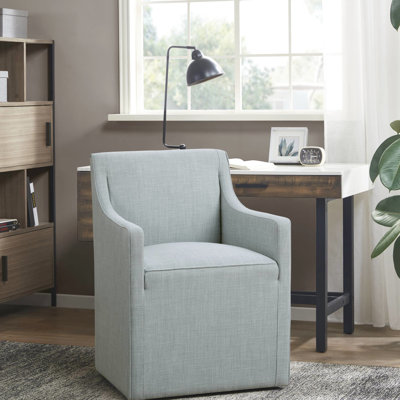 Chaise avec accoudoirs de salle à manger à jupe bleue - entièrement assemblée, base en bois. Rembourré pour plus de confort. Convient aux tables traditionnelles. Siège: l 20,25 po x P 17,75 po, H 20 po. Chaise: l 24,18 po, P 24,69 po, H 34,14 po. Revêtement 100%.
