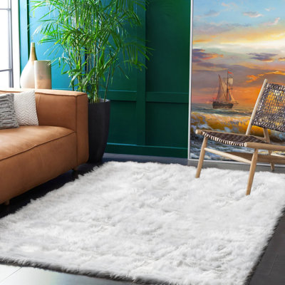 Tapis blanc à poils longs Haja Fluffy