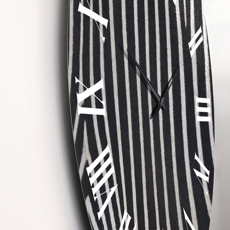 Détail d'une ligne zébrée noire et blanche IV - Horloge murale transitionnelle, Moyen