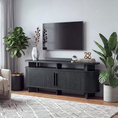 Meuble télé moderne de style Mid-Century de 140 cm de large avec rangements et étagères pour téléviseurs jusqu'à 152 cm, centre multimédia avec prise électrique et portes coulissantes à tambour, console multimédia pour salon ou chambre, noir
