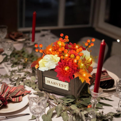 Centre de table rustique avec roses et baies blanches