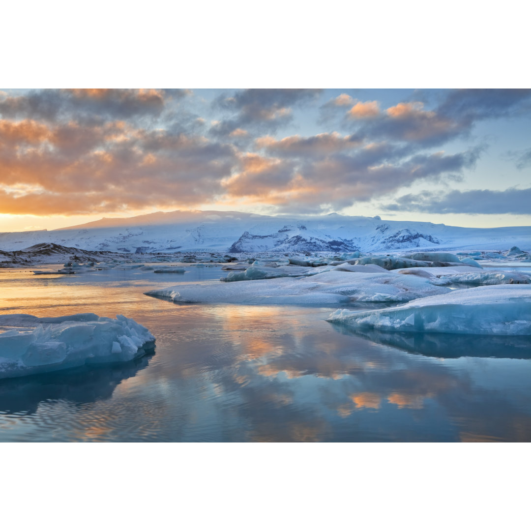 Eisberge im Gletschersee Jokulsarlon bei Sonnenuntergang by Sara_winter - Drucken