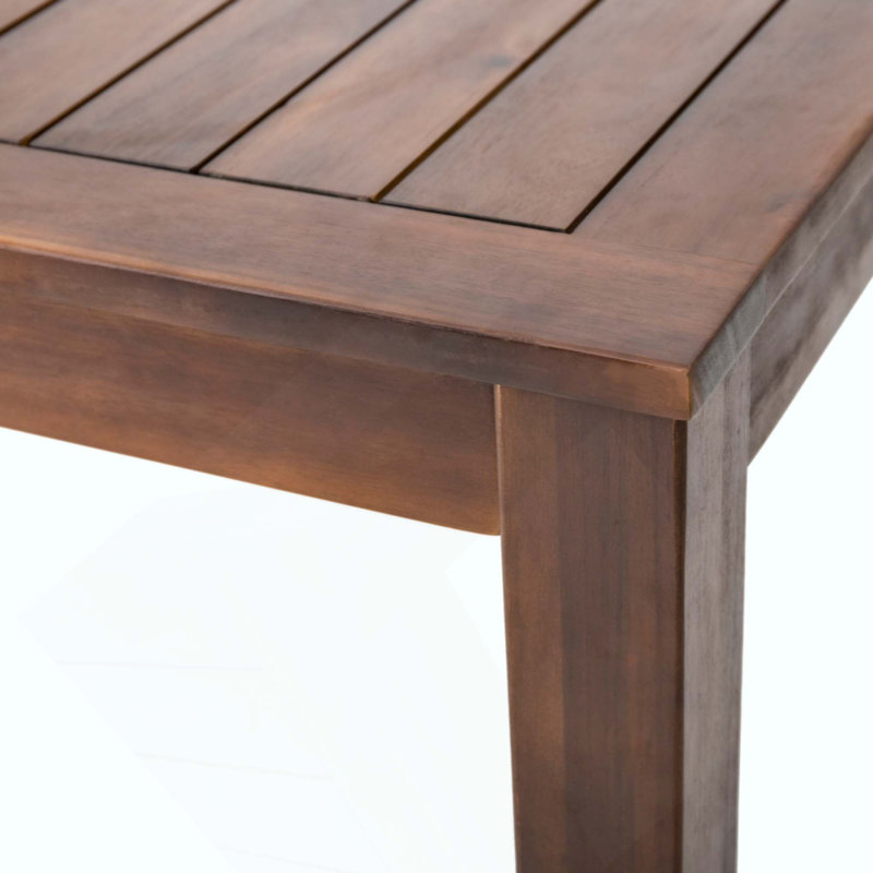 Table de salle à manger robuste en bois d'acacia, idéale pour les rassemblements en plein air et facile d'entretien.