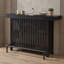 Buffet moderne de hauteur comptoir avec étagères de rangement, plateau effet marbre, repose-pieds en métal et panneaux à lattes.-848988073