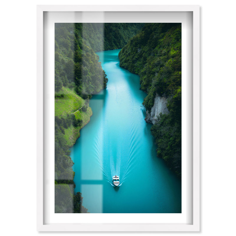«Rio Dulce Waters Shadowbox» par Notoriart, H 46 po x l 31 po, Blanc
