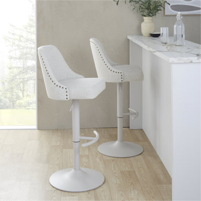 Tabouret de bar réglable en métal perle et tissu crème avec garniture cloutée en laiton et repose-pieds arrondi en T - ensemble de 2