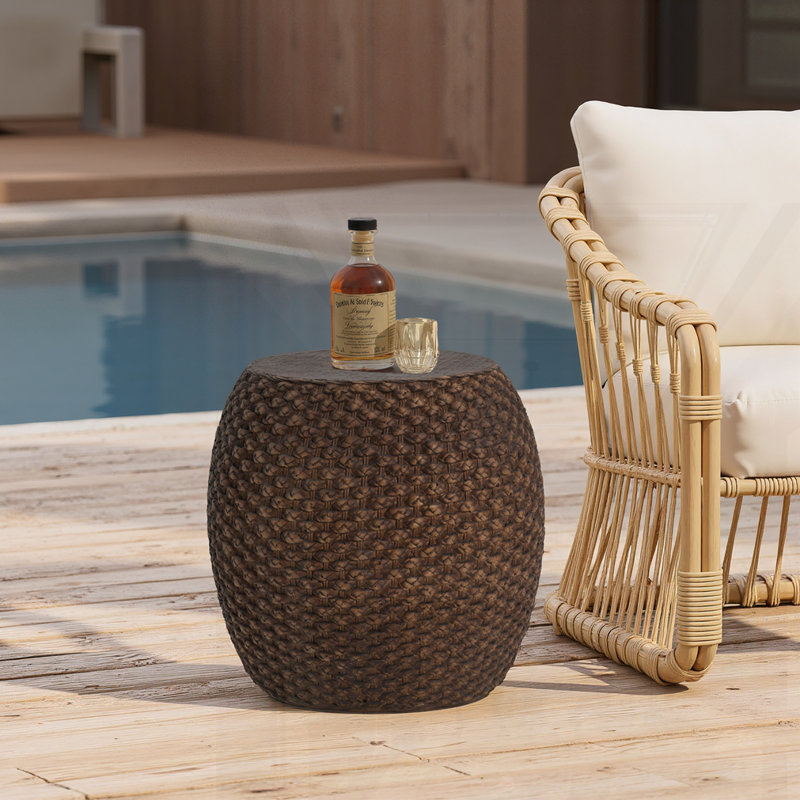Table d'appoint en faux rotin