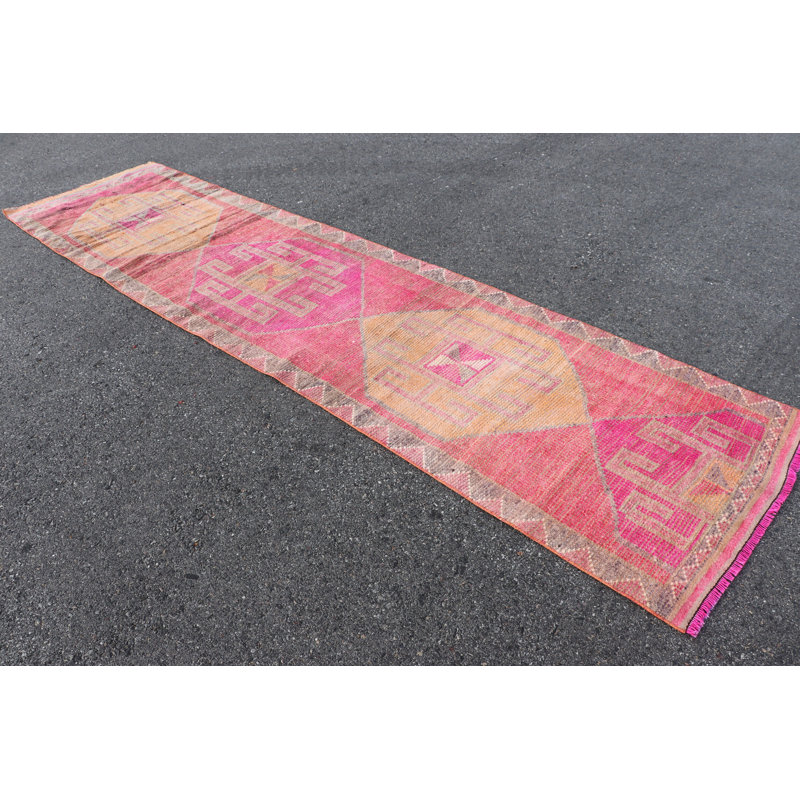 Tapis de couloir authentique fait à la main en rose vif, parfait pour la décoration intérieure et les espaces de cuisine avec des motifs uniques Herki et Oushak