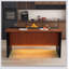 Îlot de cuisine moderne de 63 pouces avec surface d'aspect marbre, lumières DEL et grille pour un repas élégant et fonctionnel