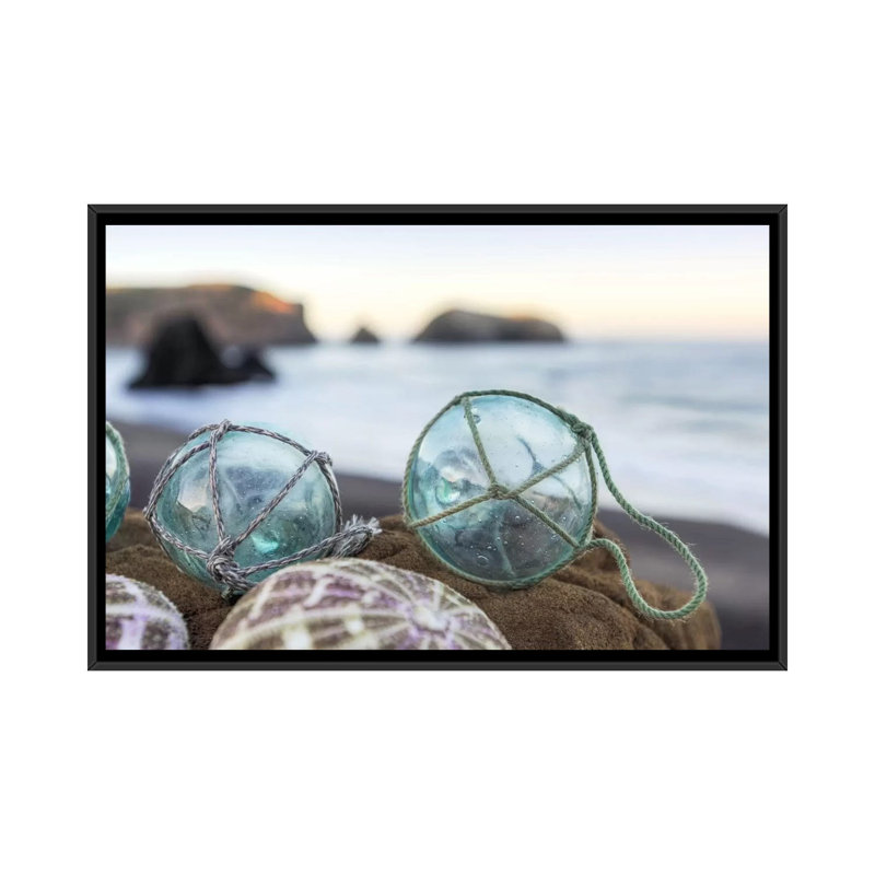 «Crescent Beach Shells» par Alan Blaustein, reproduction sur toile tendue sur châssis, H 18 po x l 26 po x P 1,5 po