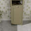 Grande armoire de rangement pour salle de bain avec tablettes ouvertes et panier à linge-1040364751