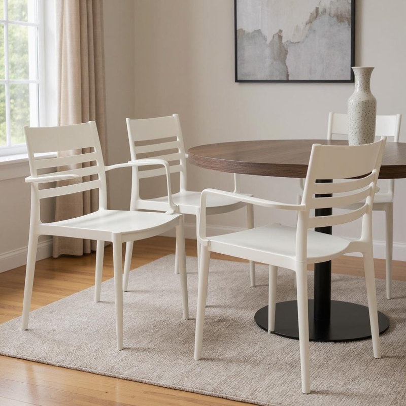 Ensemble de quatre chaises à accoudoirs en plastique blanc