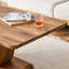 Café rectangulaire moderne et luxueux de couleur bois. Le bureau d'ordinateur. Table
