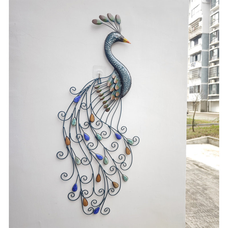 Décoration murale en métal représentant un paon gracieux, idéale pour une entrée, une terrasse ou une salle à manger.