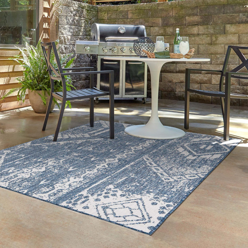 Tapis intérieur / extérieur bleu / ivoire en polypropylène tissé à la machine Bonnetta, Carré 13 pi