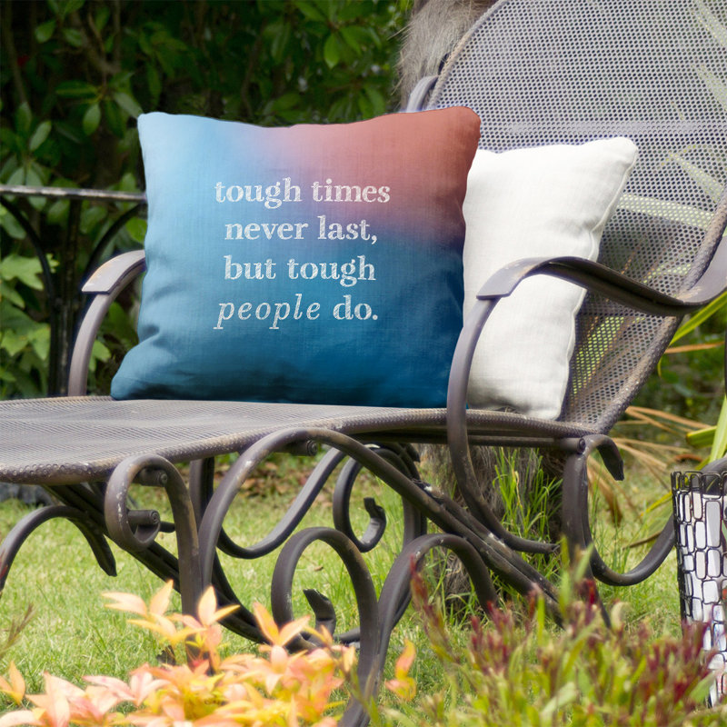 Coussin décoratif intérieur / extérieur Tough Times, 18 po x 18 po, Bleu / Rose