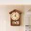 Horloge murale brune en bois massif