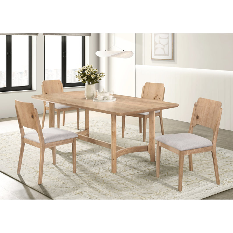 Ensemble de 2 chaises de salle à manger scandinaves contemporaines, avec dossier en bois chaleureux recouvert de tissu beige et panneau élégant pour une finition moderne.