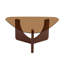 Table basse triangulaire vintage avec dessus en verre trempé couleur thé et piètement en MDF noyer