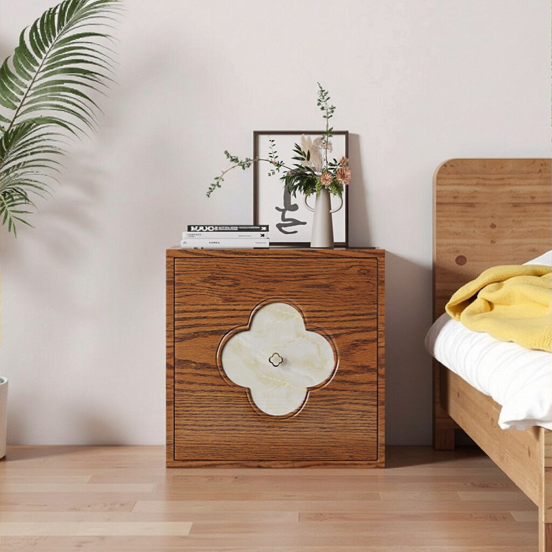 Petite armoire de rangement Mid-Century moderne avec porte et tablette décorative quadrilobe, Noyer