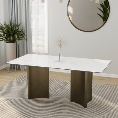 Table de salle à manger 70 pouces en bronze avec plateau en verre trempé blanc et base triangulaire en acier inoxydable