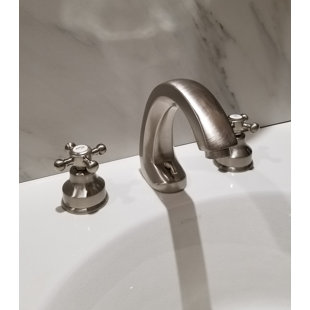 Robinet de salle de bain à poignées croisées en nickel brossé