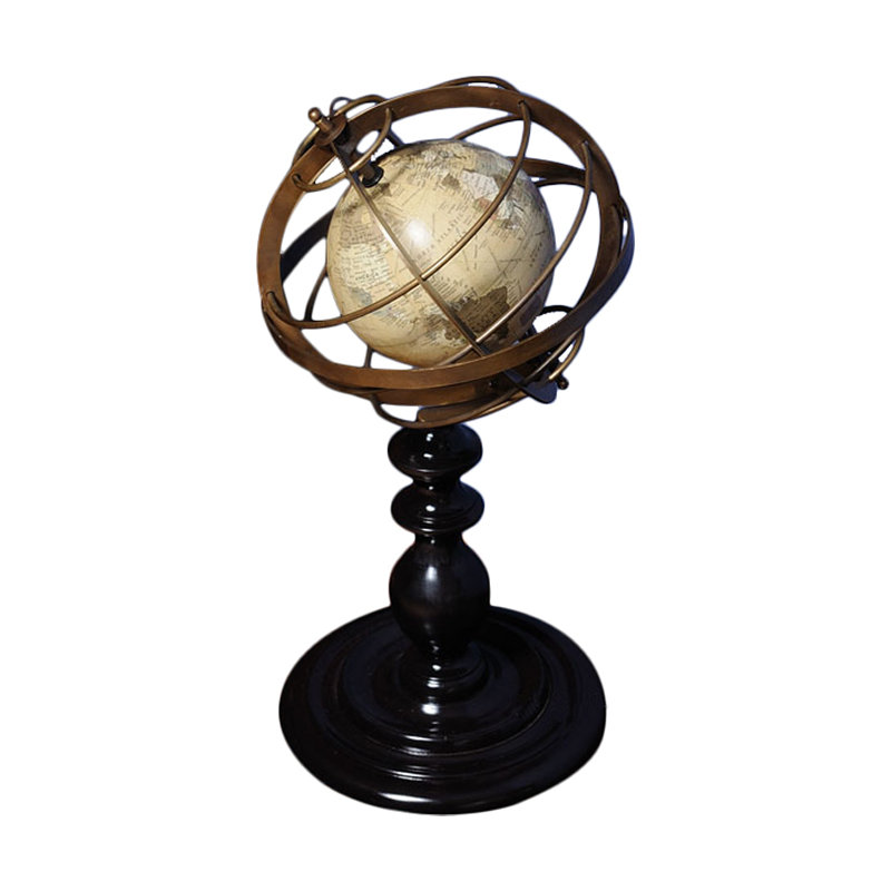 Globe terrestre dans des anneaux en laiton