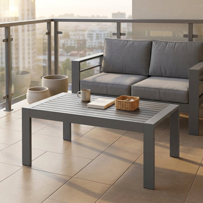 Table basse d'extérieur avec plateau à lattes imitation bois et structure robuste en fer, table de patio grise résistante aux intempéries pour jardin, terrasse ou balcon
