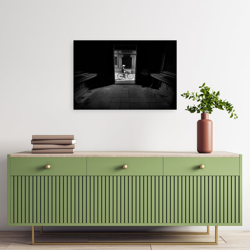 Impression d'art mural urbain traditionnel vietnamien à vélo à l'architecture urbaine contemporaine, 16" H x 24" W