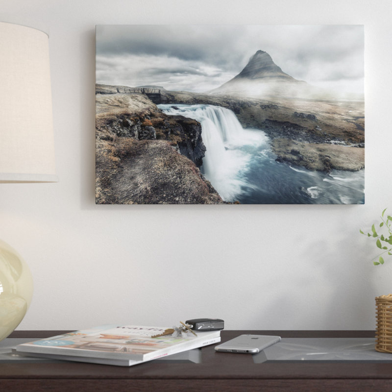 «Kirkjufell in Mist», impression sur toile, H 18 po x l 26 po x P 1,5 po, Toile tendue, Pas de tapis