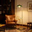 Lampe sur pied en verre Mid-Century moderne avec finition dorée, télécommande à intensité variable, hauteur réglable et abat-jour vert rétro pour le salon ou la chambre à coucher