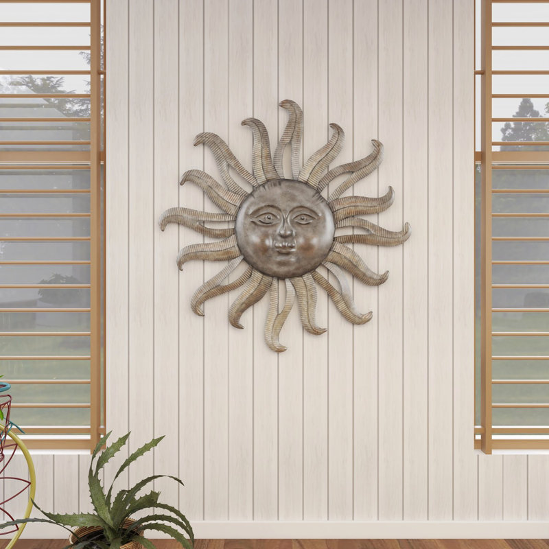 Décoration murale en métal face intérieure gris soleil avec détails côtelés